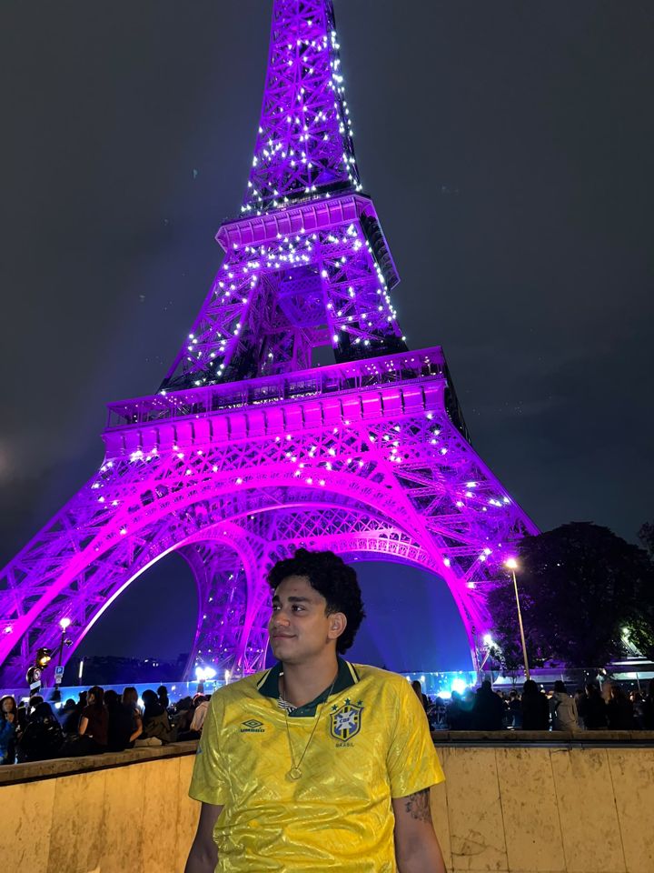 Pedro Montenegro frente a la Torre Eiffel iluminada, en París